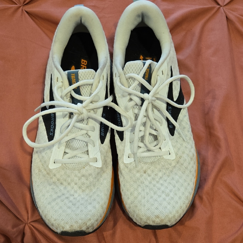 Brooks Men's White and Black Athletic Shoes